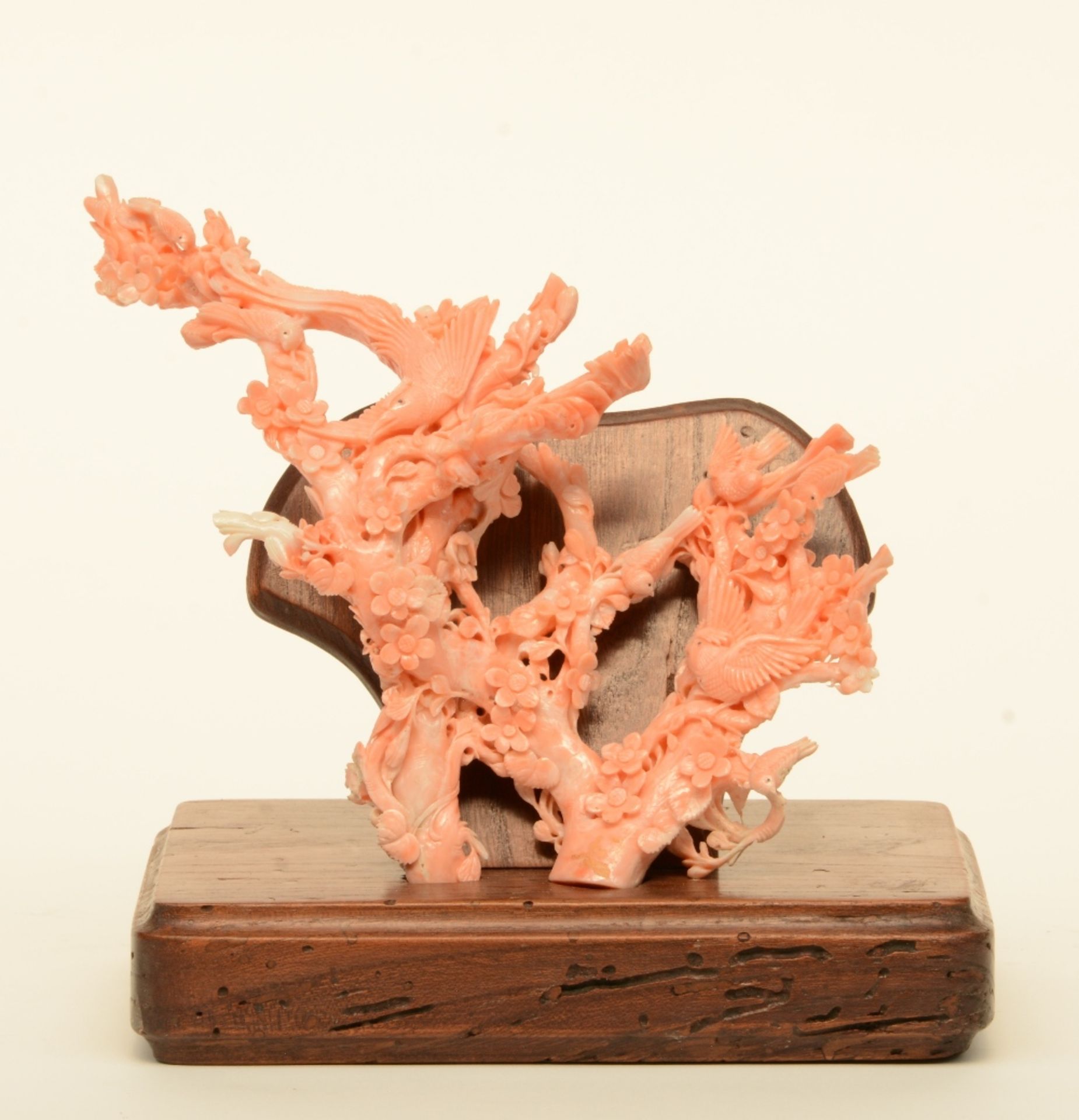 A Chinese red coral sculpture depicting birds and flowers, on a wooden base, H 19,5 cm - Weight: ca.