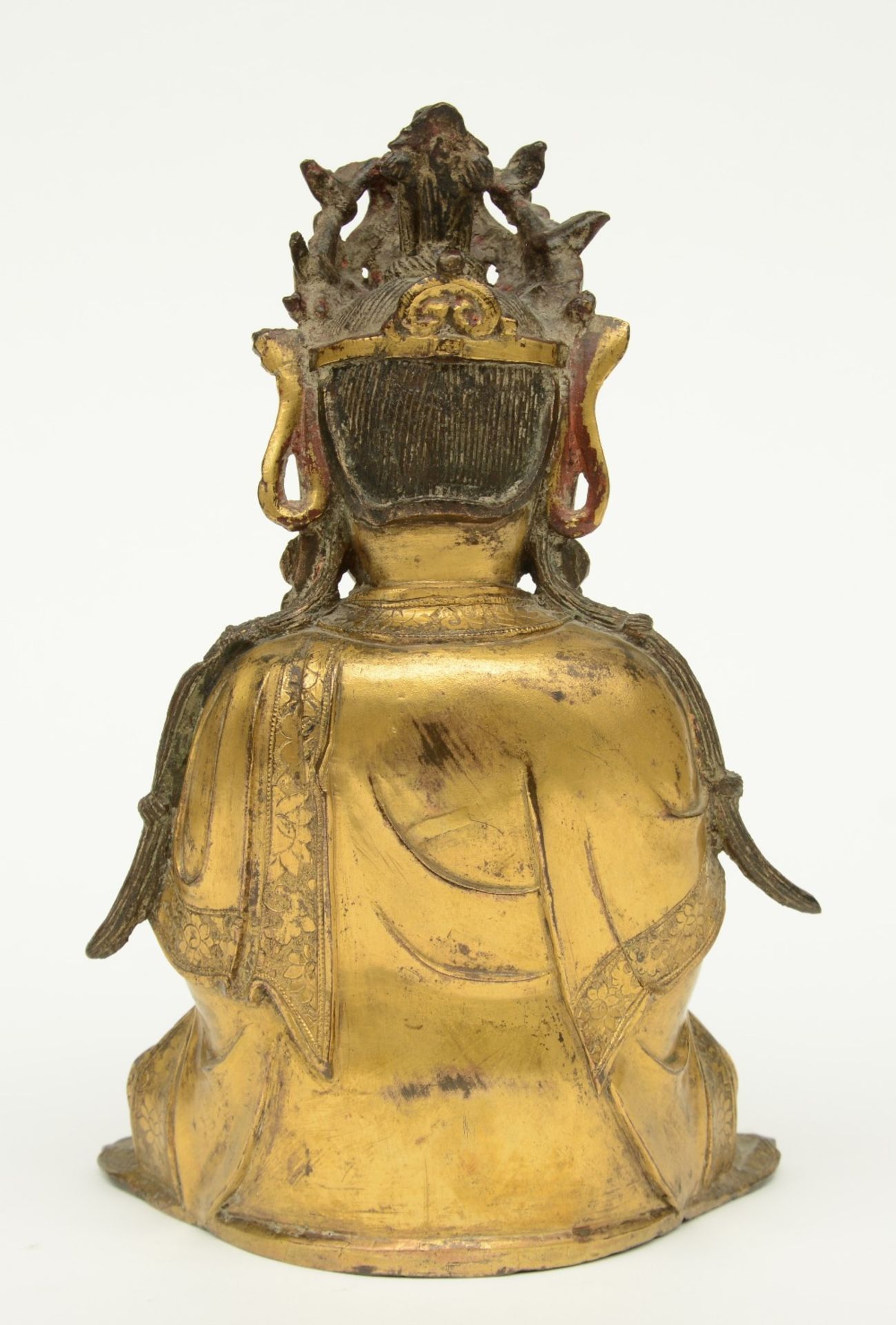 A Chinese gilt bronze Buddha, Ming, H 27,5 cm (traces of polychromy) - Bild 3 aus 6