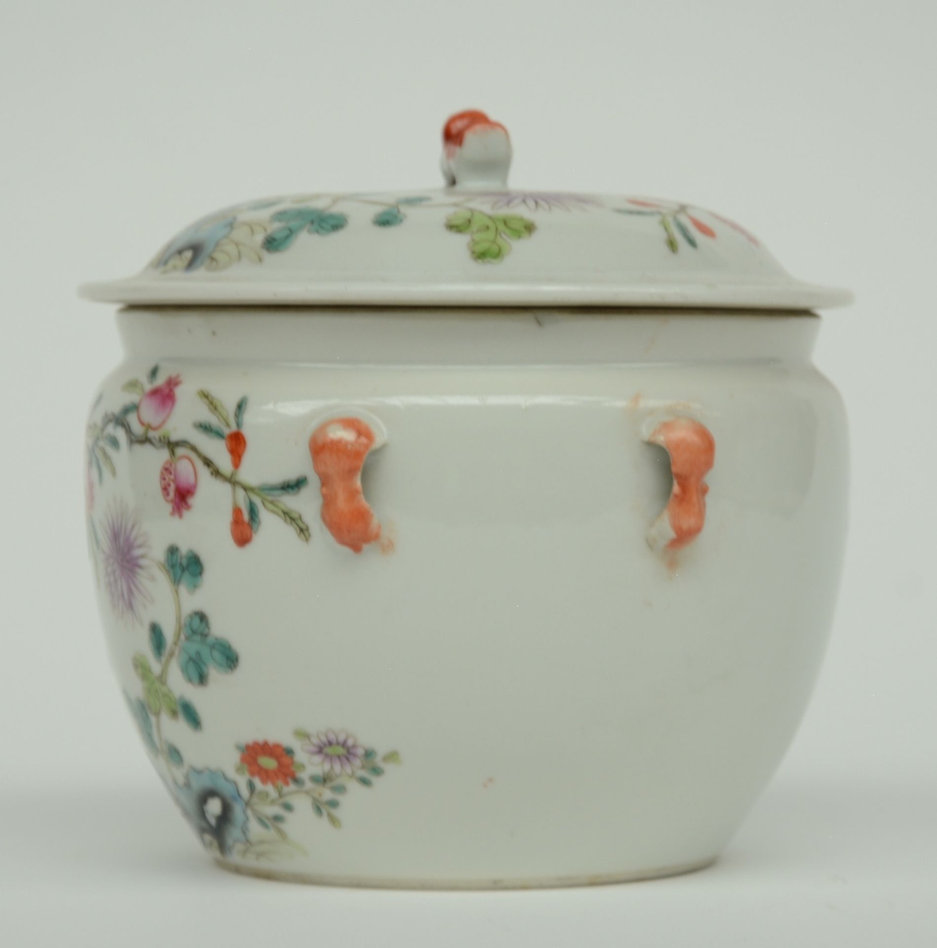 A Chinese famille verte jardinière decorated with landscapes, figures and floral motifs, 19thC; - Bild 21 aus 21