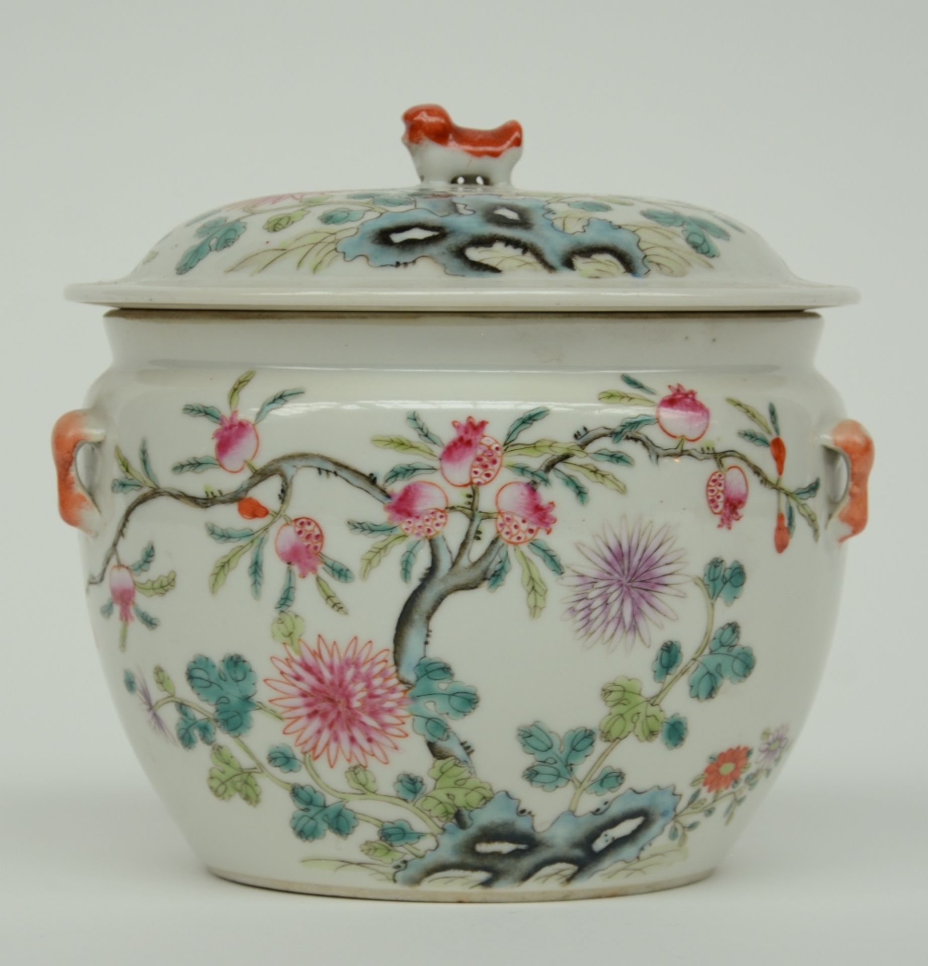 A Chinese famille verte jardinière decorated with landscapes, figures and floral motifs, 19thC; - Bild 2 aus 21