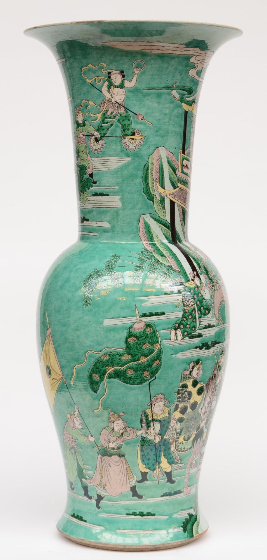 A Chinese famille verte Yen-Yen vase, overall decorated with warriors, marked Kangxi, H 83 cm ( - Bild 4 aus 11