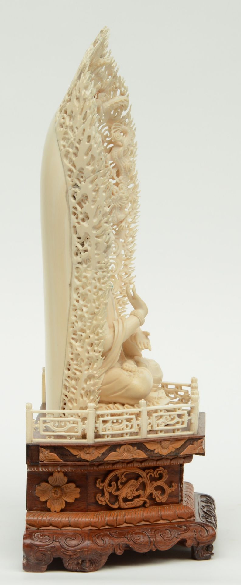 A Chinese ivory Guanyin, scrimshaw decorated, inlaid with various semi-precious stones, on a - Bild 4 aus 7