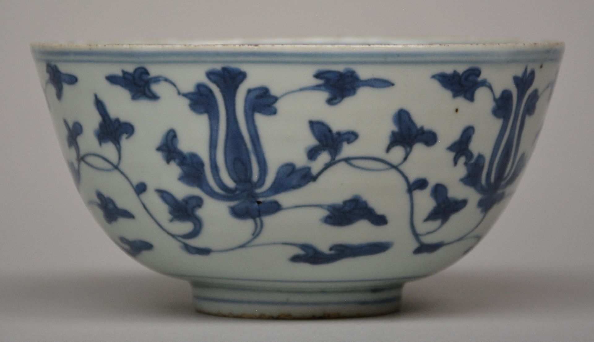 A Chinese blue and white bowl, overall decorated with lotus vines, Ming, H 9 - Diameter 17,5 cm ( - Bild 4 aus 8