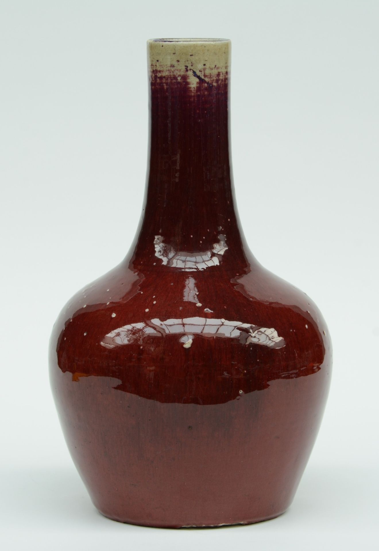 A Chinese sang de boeuf bottle vase, H 38,5 cm (chips on the bottom and a firing fault on the rim) - Bild 2 aus 7