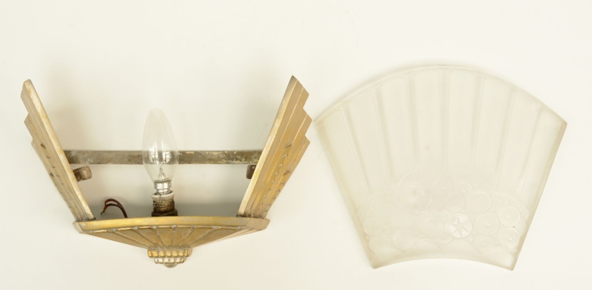 Two brass, chrome plated Art Deco wall lights, the light shades in cast and matted glass, H 24,5 cm - Bild 2 aus 4