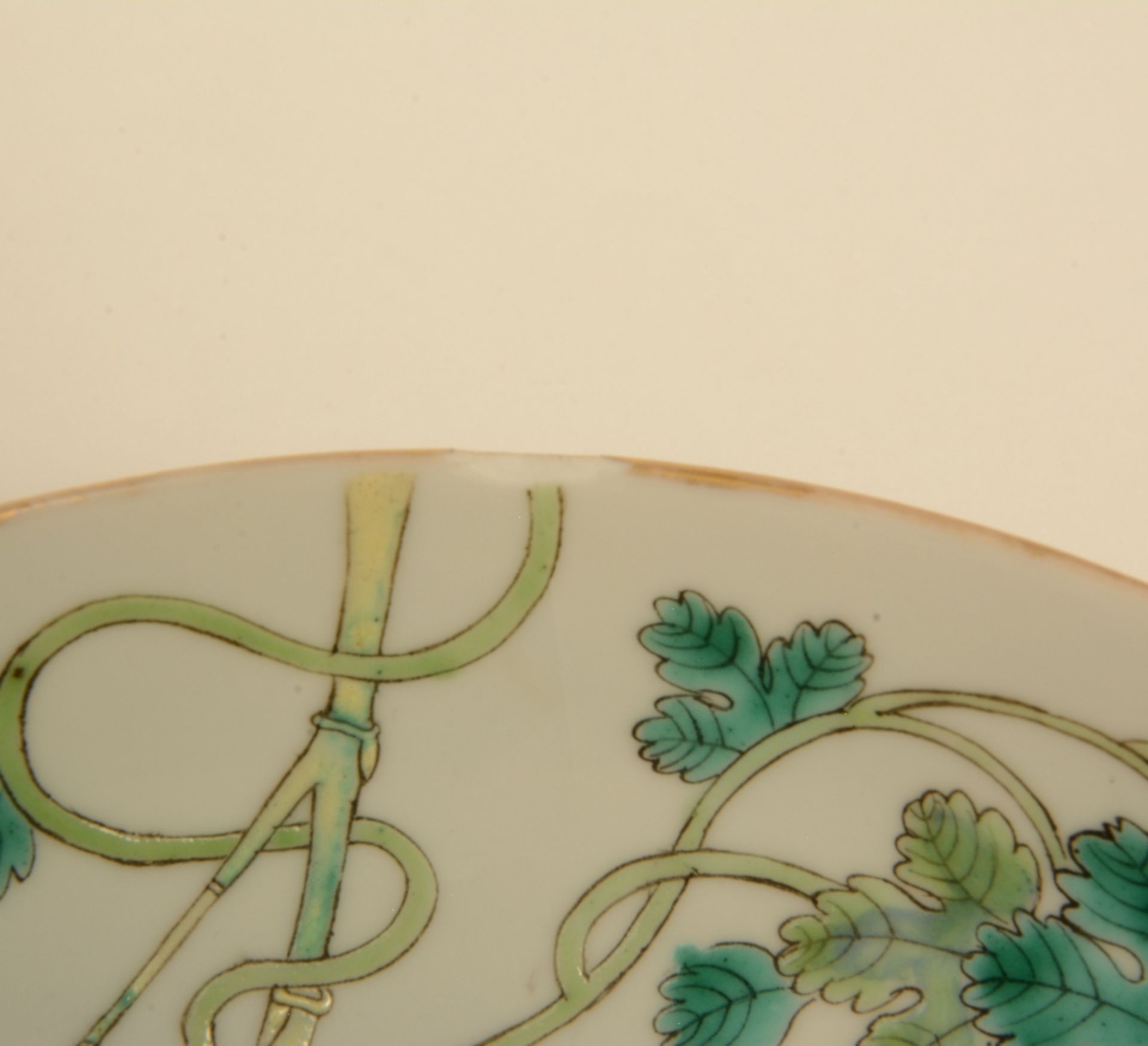 A Chinese polychrome decorated bowl painted on both inner side and outer side with a bamboo branch - Bild 7 aus 8