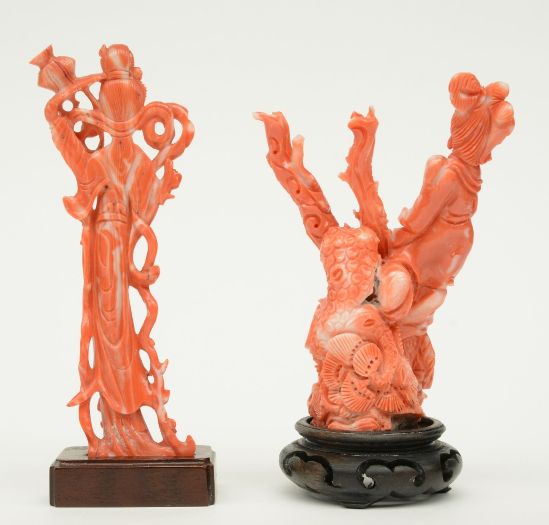 Two Chinese red coral sculptures depicting a court lady on a wooden base, H 14 - 16,5 cm (base - Image 3 of 5