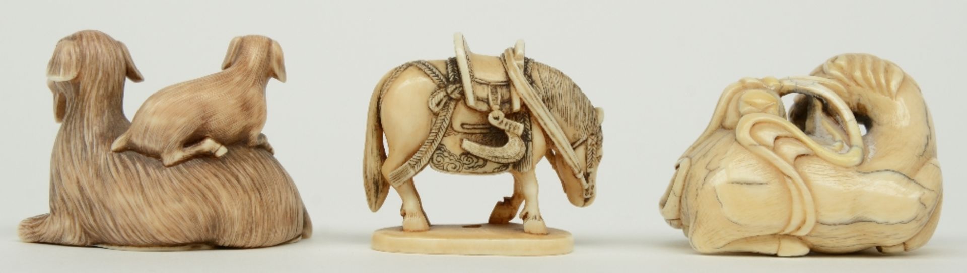Four late Edo period Japanese ivory katabori-netsuke, two in the form of horses, one in the form - Bild 3 aus 6