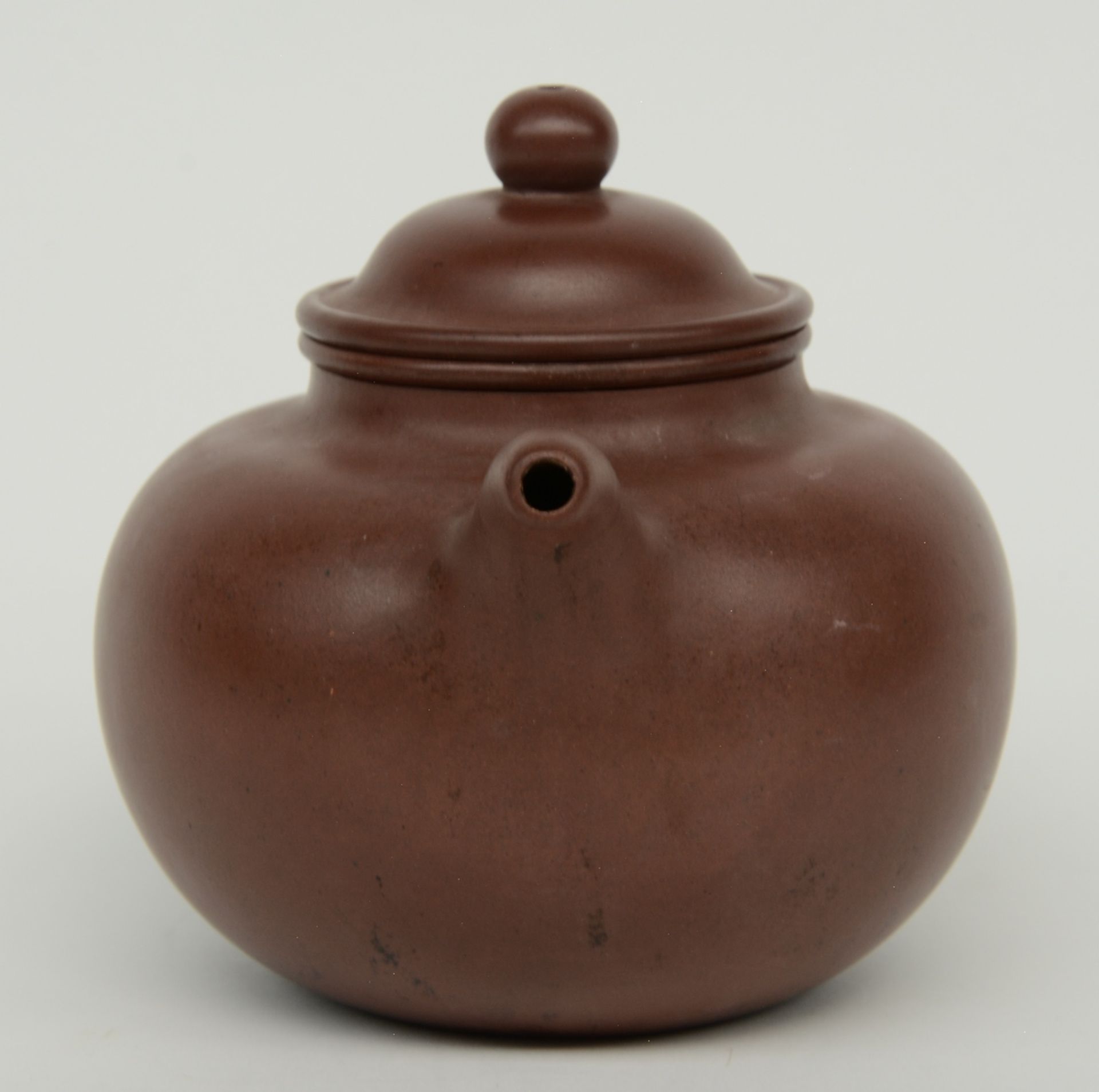 A Chinese 'Yixing' teapot, marked Da Heng, probably 18thC, H 12,5 cm - Bild 5 aus 8