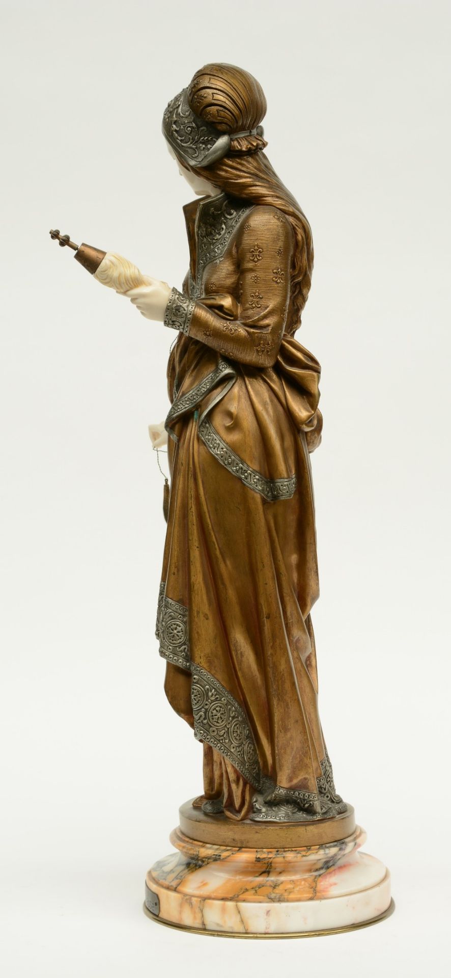 Carrier - Belleuse A., 'La Fileuse', chryselephantine statue, multiple patina, H 75,5 cm - Image 2 of 15
