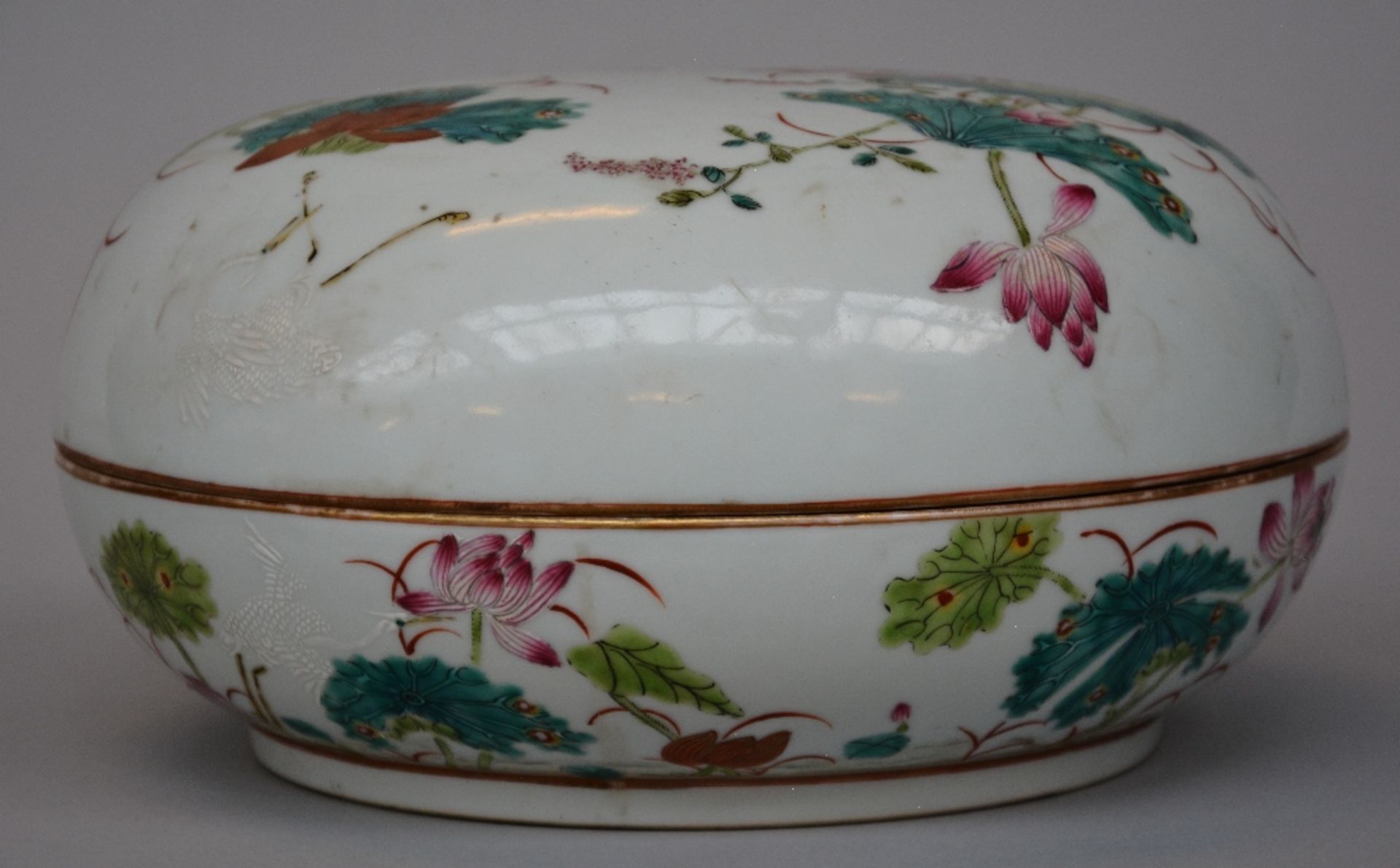 A Chinese famille rose bowl with cover, decorated with birds in a landscape, marked, H 13 - Diameter - Bild 4 aus 10