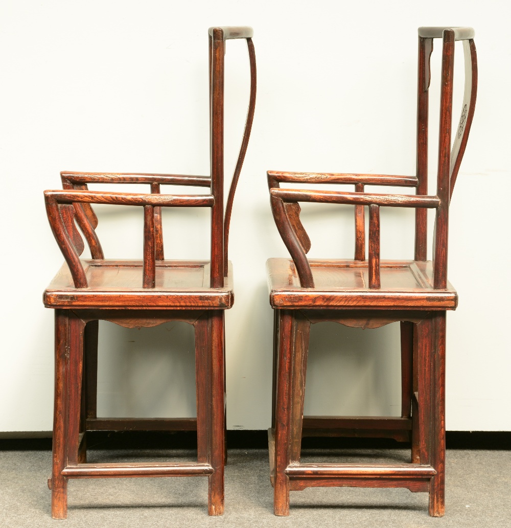 A pair of Chinese elm wood armchairs, ca. 1900, H 112 - W 57 cm (minor damage) - Image 2 of 5