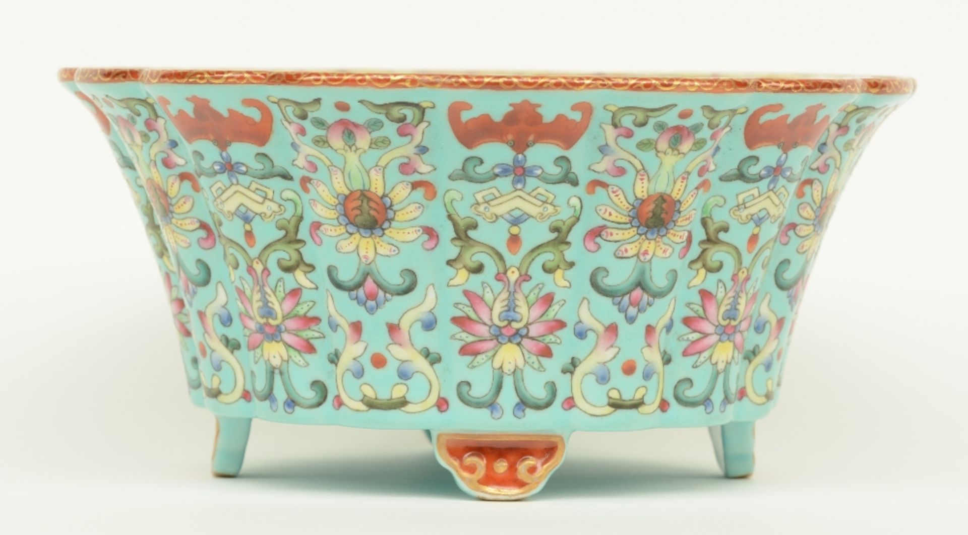 A small Chinese turquoise ground and polychrome cache-pot, decorated with flowers and bats, H 8 cm - - Bild 2 aus 10