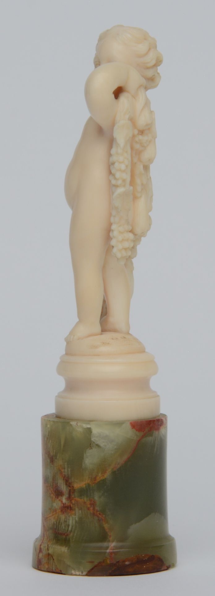 An ivory putto on a ditto base fixed on a Neoclassical Italian onice verde pedestal, Dieppe, ca. - Image 3 of 6