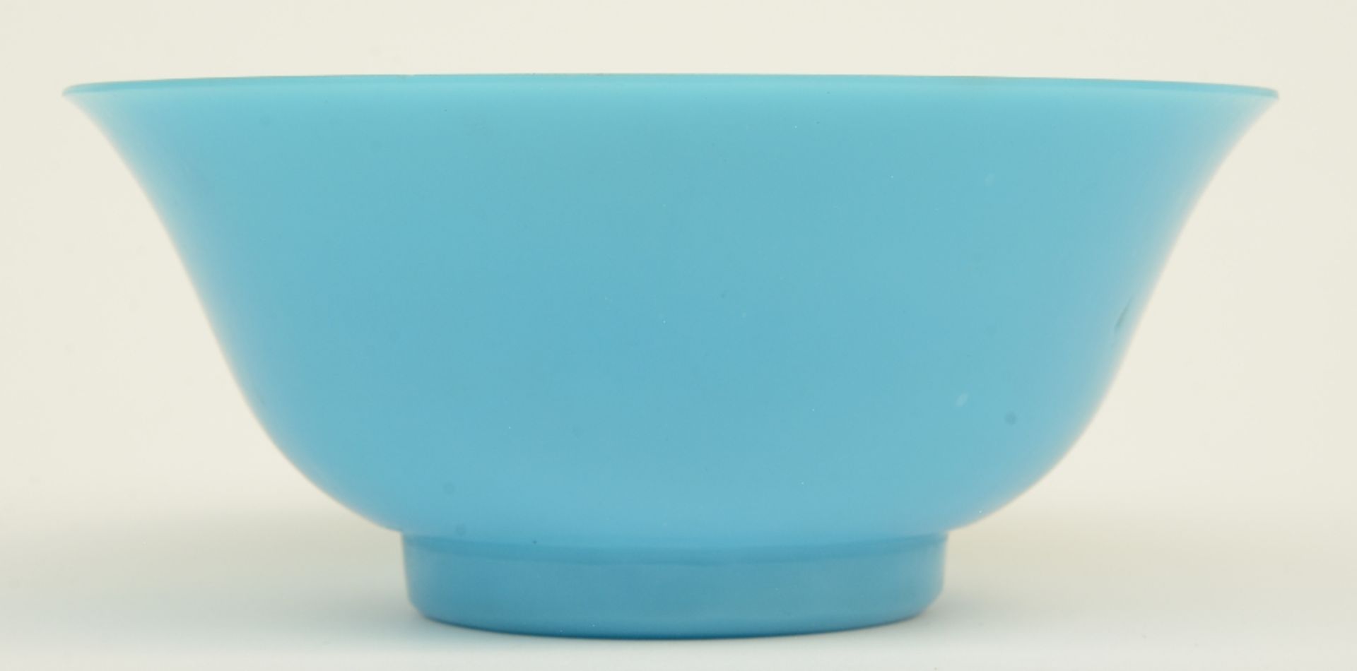 A Chinese blue monochrome Peking glass bowl, 19thC, H 6 - Diameter 14 cm (firing faults) - Bild 2 aus 6