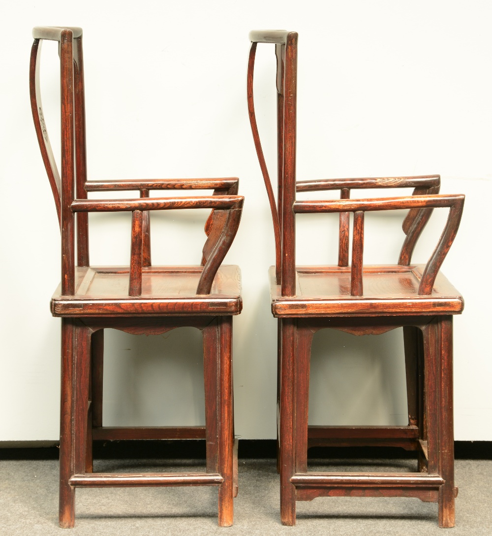 A pair of Chinese elm wood armchairs, ca. 1900, H 112 - W 57 cm (minor damage) - Image 4 of 5