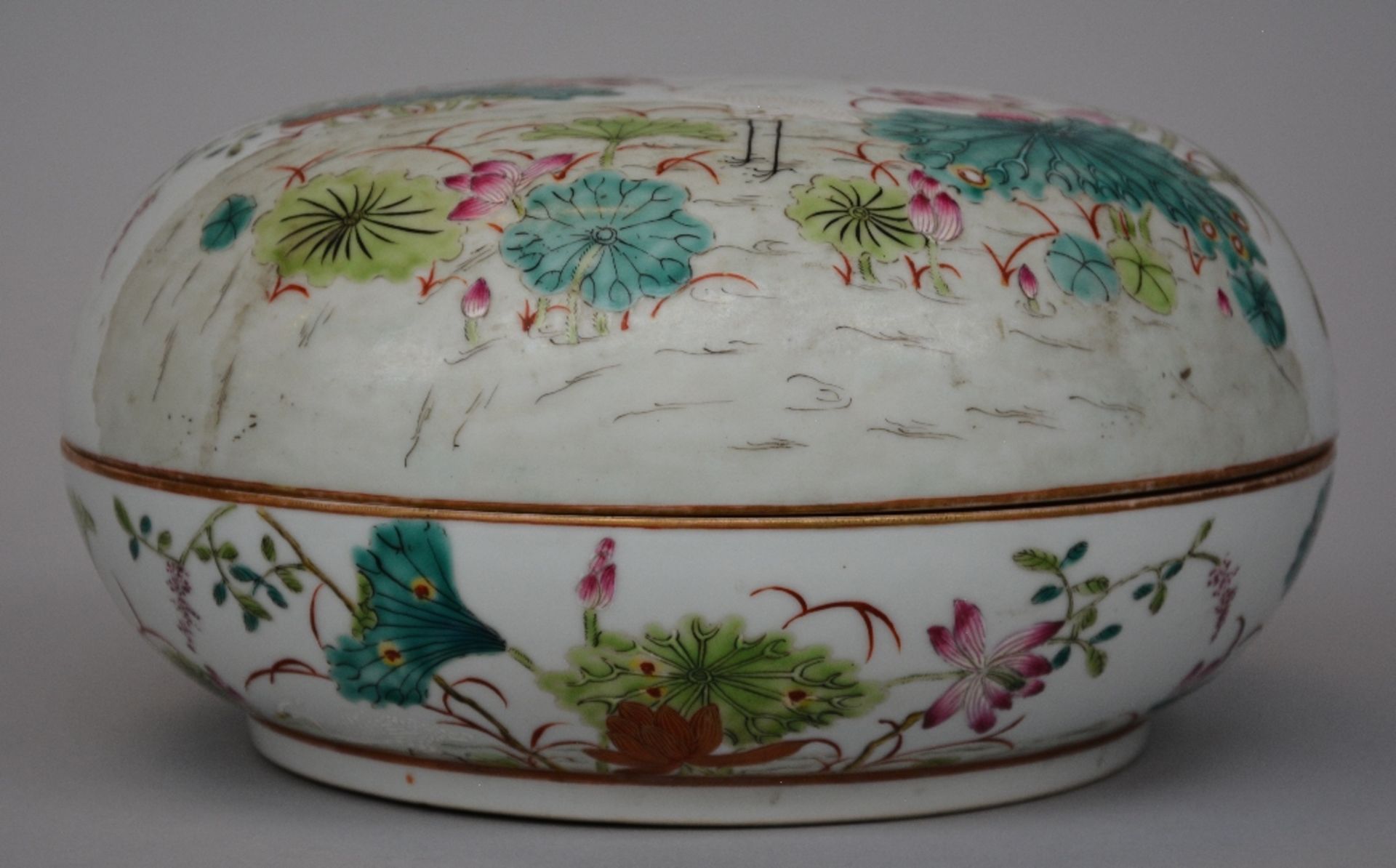 A Chinese famille rose bowl with cover, decorated with birds in a landscape, marked, H 13 - Diameter - Bild 2 aus 10