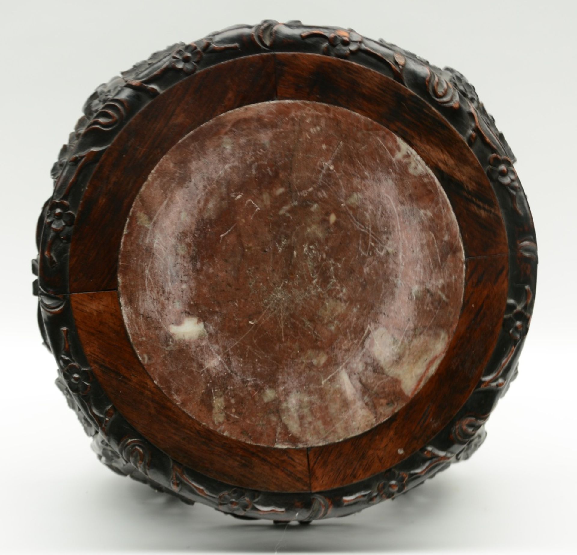 A Chinese wooden carved base with marble top, ca 1900, H 78,5 - W 152,5 cm - Image 5 of 8
