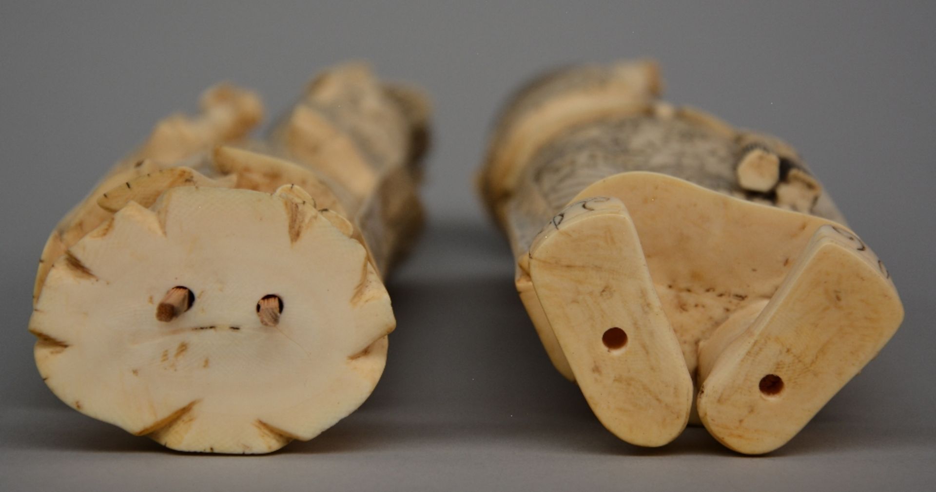 A pair of Chinese ivory dignitaries, on wooden base, late 19thC, H 37,5 - 39,5 cm - Weight: ca. 1129 - Bild 5 aus 5