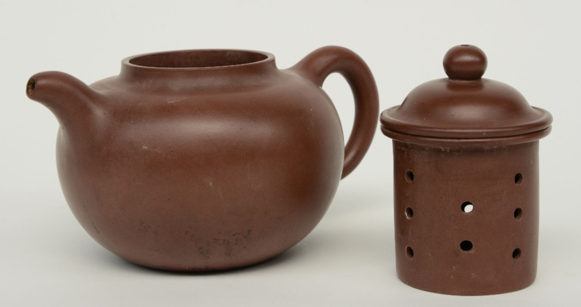A Chinese 'Yixing' teapot, marked Da Heng, probably 18thC, H 12,5 cm - Bild 6 aus 8