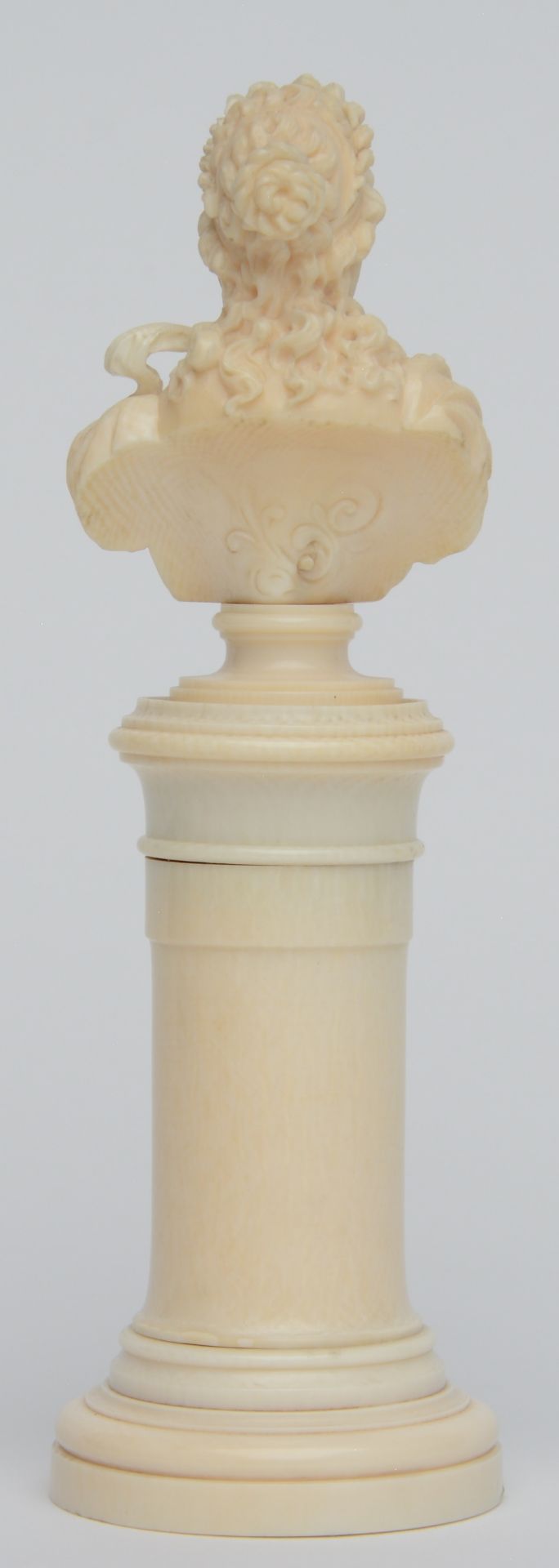 An exceptional finely carved ivory ladies bust on a Neoclassical base, Dieppe, ca. 1850, H 19 cm, - Image 3 of 6
