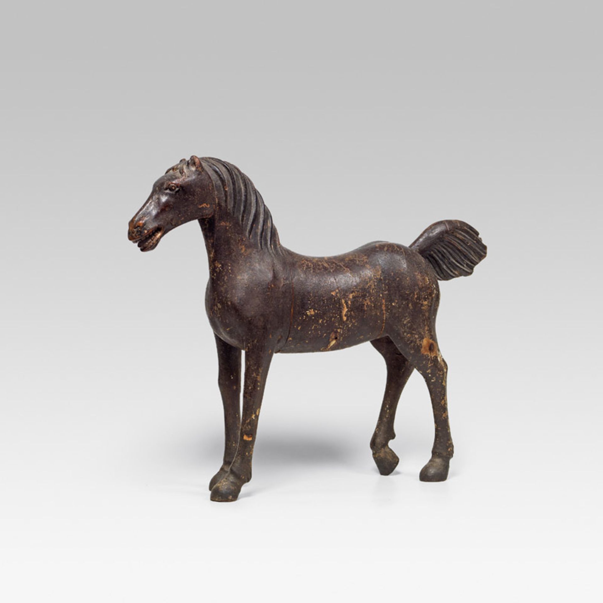Pferd, 19./20. Jh. Lindenholz, geschnitzt; alte Fassung; beschädigt; 56 × 69 cm