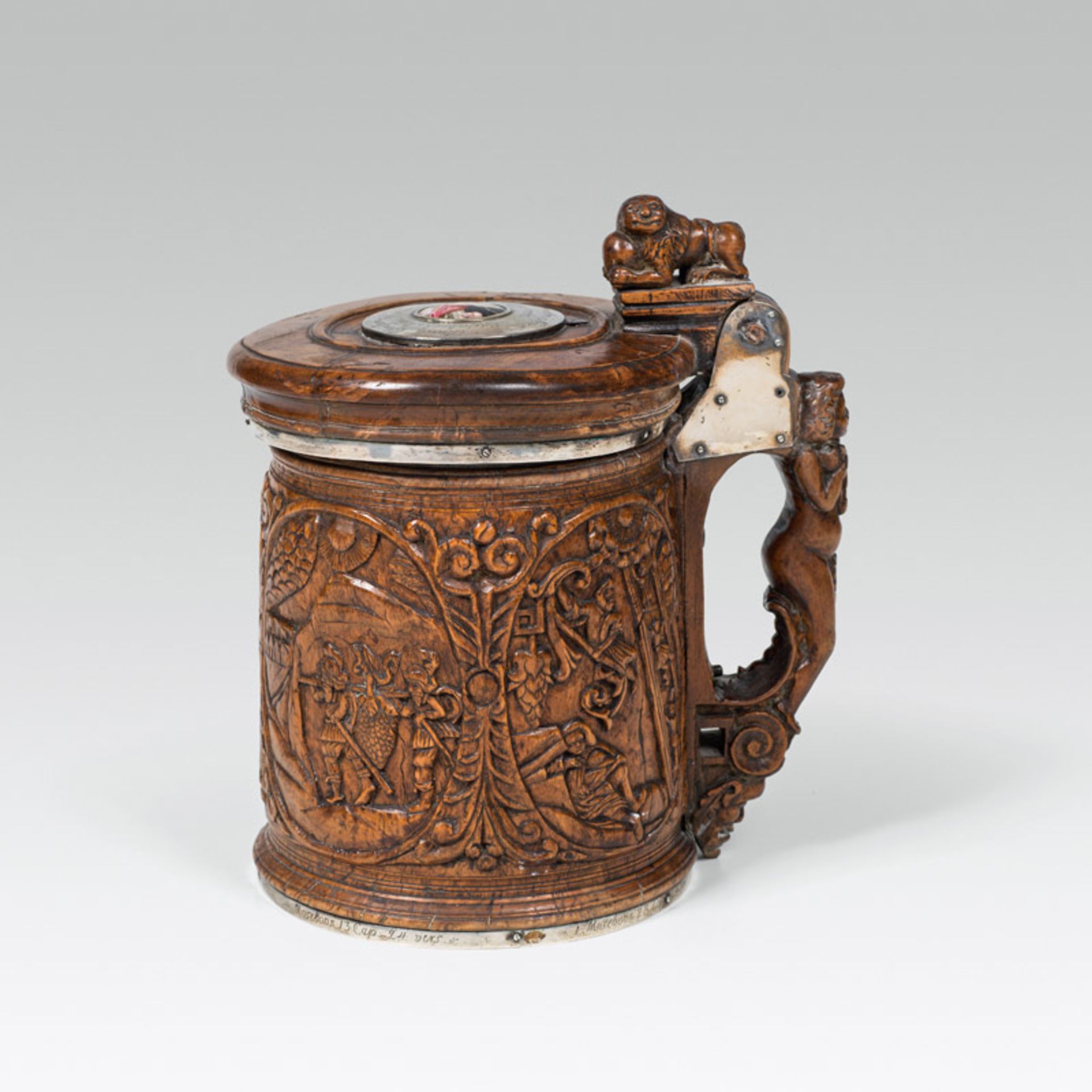 Large tankard, Sweden, dated 1729 root wood, metal mounting; h. 26.5 cm; dm. 17.5 cmprivate