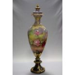 Große prunkvolle Vase, Gesamthöhe ca. 120 cm, Gold staffiert mit aufwändiger floraler Bemalung,