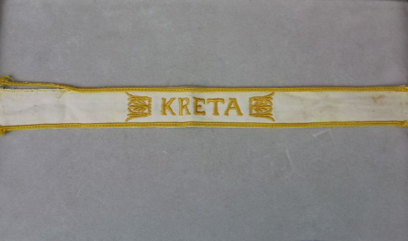 Ärmelband "Kreta", gestickte Ausführung. Länge ca. 35 cm, am linken oberen Rand ist die Naht gelöst.