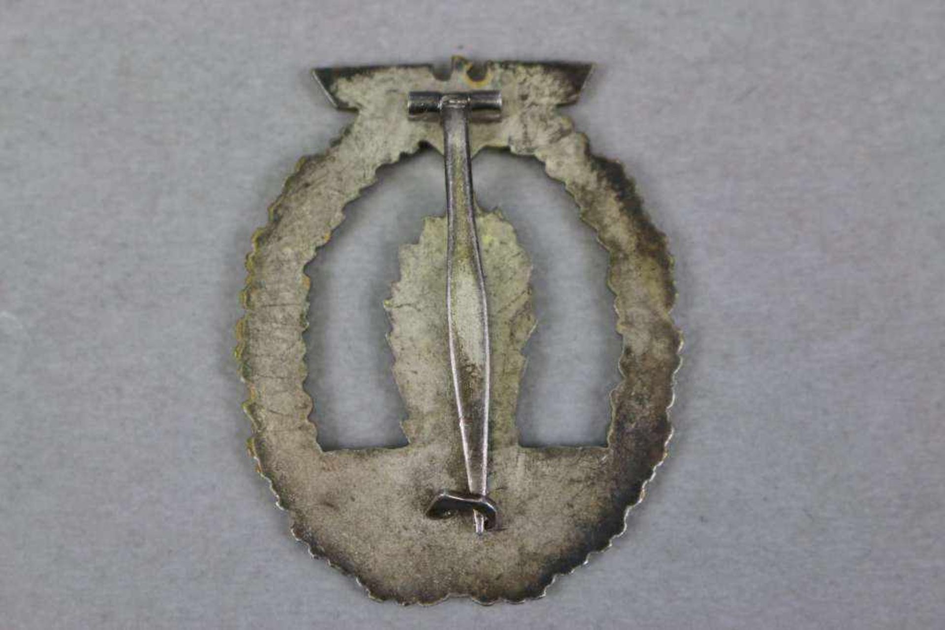 Minensucher-Kriegsabzeichen, Buntmetall, ohne Hersteller, rückseitig an Längsnadel, Nadelöse - Bild 2 aus 2