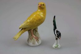 Meissen Kanarienvogel auf einem Baumstamm sitzend, farbig/gold staffiert, Höhe: 9 cm, guter Zustand.