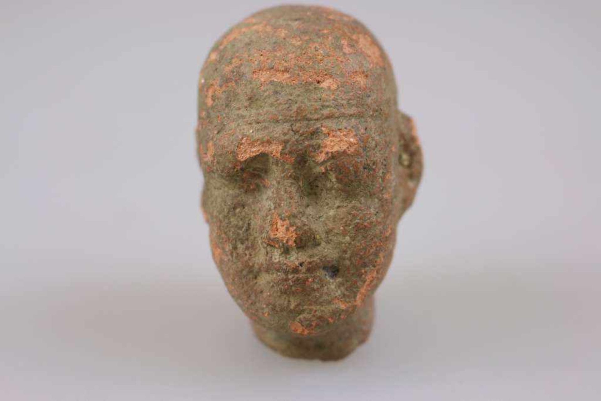 Männerkopf ptolemäisch (spätägyptisch) 1.-3. Jh. n. Chr., Höhe: ca. 5,7 cm, Tiefe: ca. 5 cm, Breite: