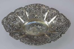 800er-Silber-Obstschale in ovaler Form, auf vier Füßchen stehend. Spiegel mit Blumenkorb und