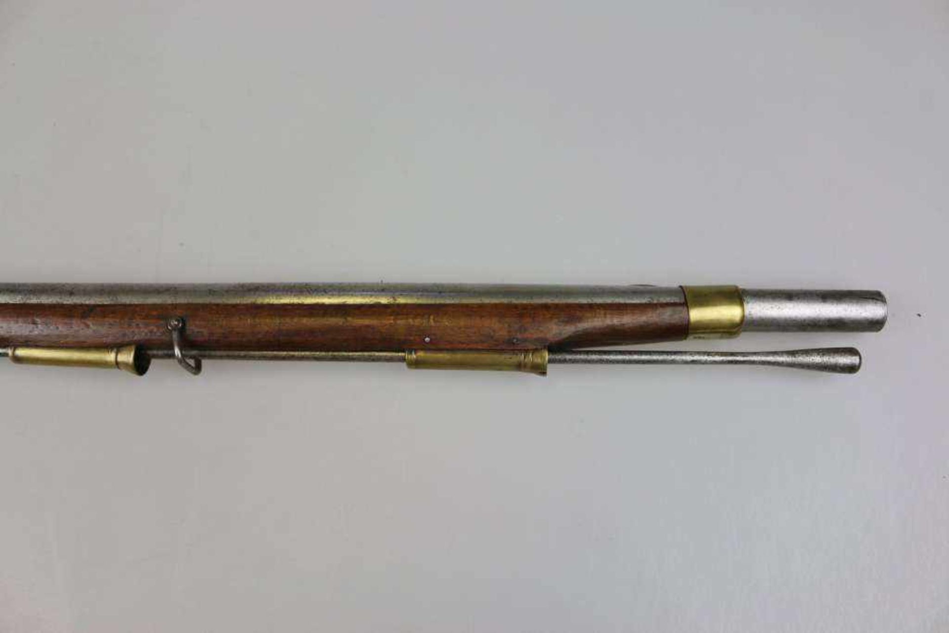 Steinschloßgewehr datiert 1799 mit Bajonett und Ladestock. Evt. osteuropäisch. Schloß sitz lose. - Bild 4 aus 6
