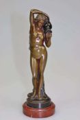 Bronze Figur, auf rundem Marmorsockel stehende unbekleidete Schönheit mit langem wallenden Haar,