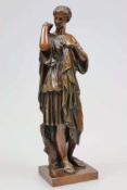 Bronzeskulptur "Diana von Gabies" mit dunkler Patina. Nach dem Original von Praxiteles (etwa 330