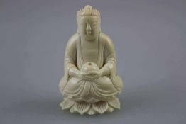 Elfenbein/Bein Figur mit Darstellung des sitzenden Buddha, Japan Meiji-Periode, Höhe: 7,0 cm.