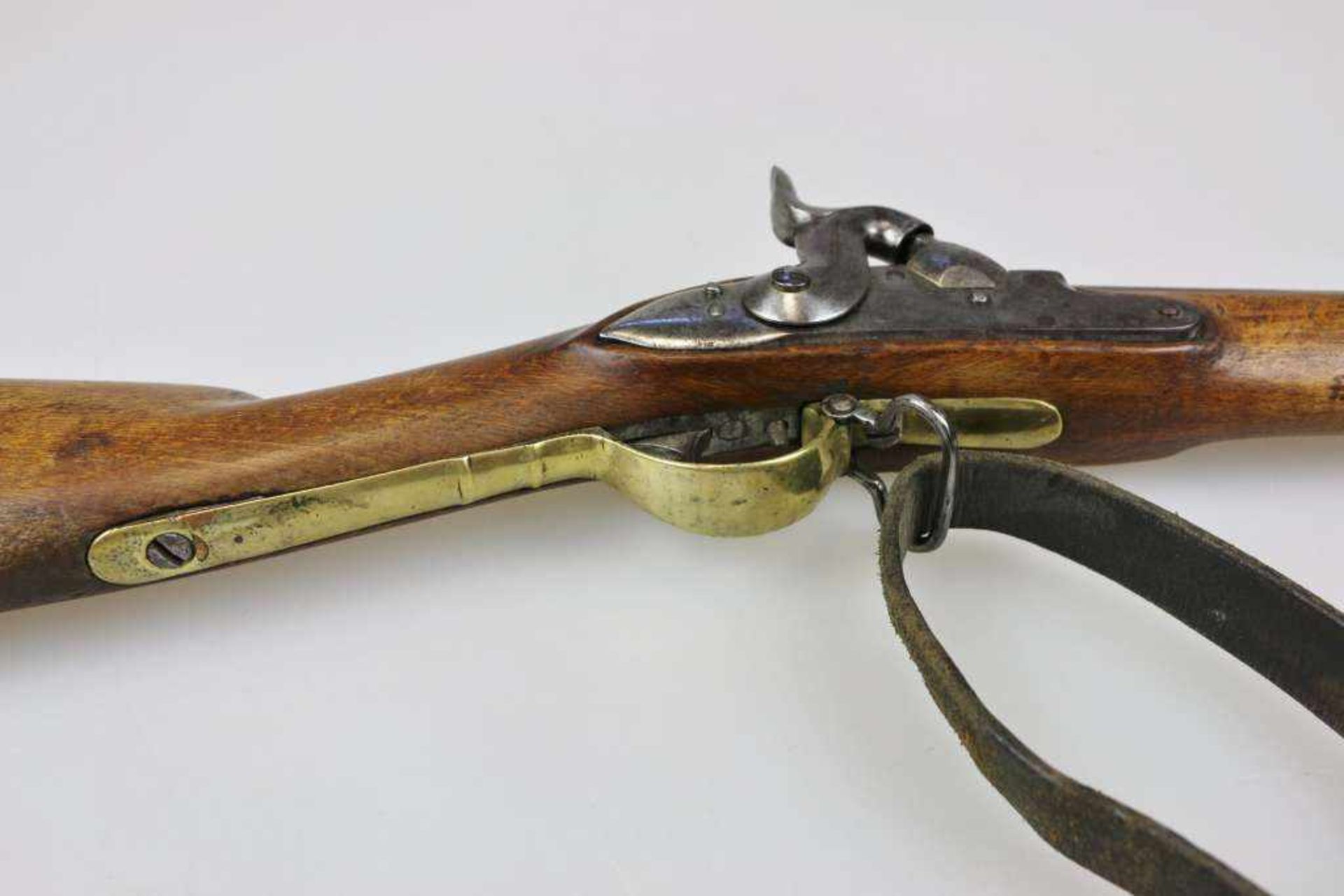 Perkussionsgewehr um 1860 mit Bajonett in Holzscheide. Verschiedene Stempelungen vorhanden. Mit - Bild 5 aus 7