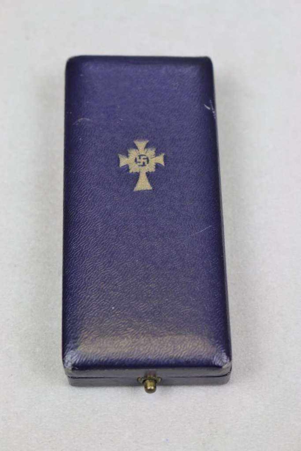 Mutterkreuz in Gold im Etui. Schachtel mit Hersteller "Liefergemeinschaft Pforzheimer Innungen", - Bild 2 aus 2