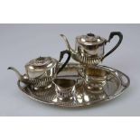 Tee-Kaffeeservice im Queen-Anne-Stil, versilbert. Bestehend aus Teekanne und Kaffeekanne mit J-