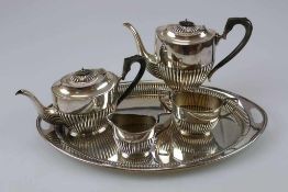 Tee-Kaffeeservice im Queen-Anne-Stil, versilbert. Bestehend aus Teekanne und Kaffeekanne mit J-