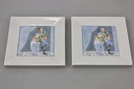 Meissen, 2 Kacheln zur Wandaufhängung, Maße: 14,5 x 14,5 cm. Clown-Darstellung im Relief, farbig