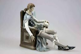Lladro Porzellanfigur, Hamlet im Stuhl sitzend, einen Totenkopf in der Hand haltend. Maße ca.: 27 cm