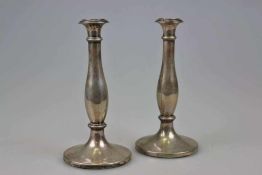 Kerzenleuchterpaar Silber, runder Stand, partiell profilierter Schaft. Höhe: 25 cm, Durchmesser: