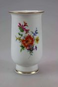 Meissen Vase, schauseitig polychrome Bemalung mit Blumenbukett, Rückseite Einzelblüten, Stand und