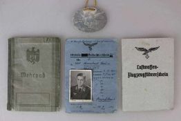 Wehrpass, Luftwaffen-Flugzeugführerschein, Beobachterschein sowie die Erkennungsmarke des Majors