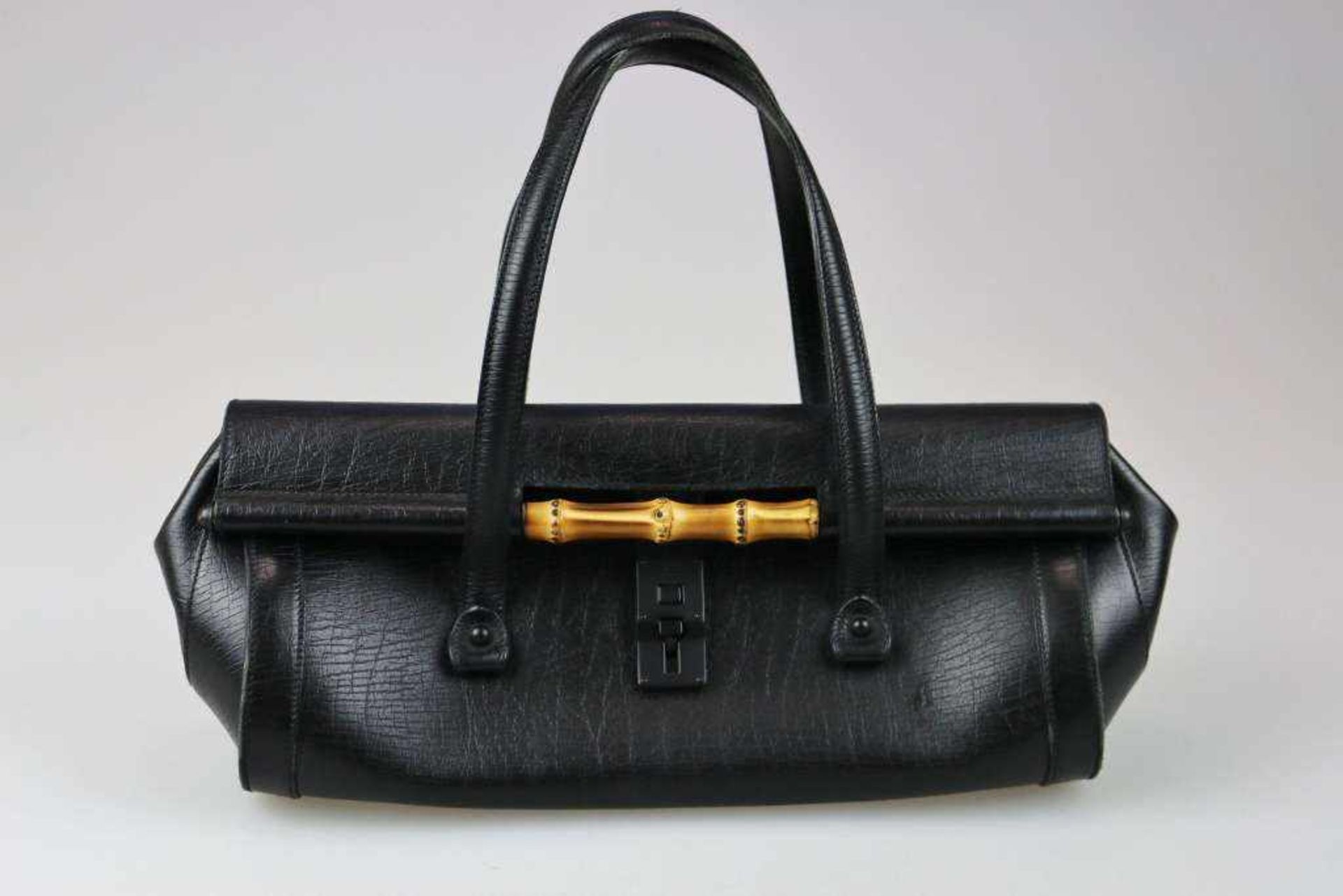 GUCCI Schultertasche aus schwarzem Leder mit Bambusgriff, schwarze Metallschnalle mit Gucci - Bild 2 aus 4