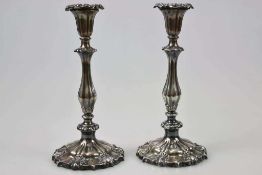 Kerzenleuchter-Paar, viktorianisch um 1850, punziert Sterling-Silber. Runder, leicht gewölbter