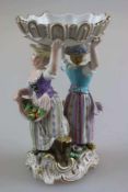 Meissen Figurenpaar "Zwei Mädchen mit Hut, eine Schale (Blumen mit Insekten) über den Köpfen