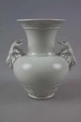 KPM Porzellan-Amphoren-Vase mit 2 seitlich plastisch ausgeformten Widderköpfen, nach einem Model von